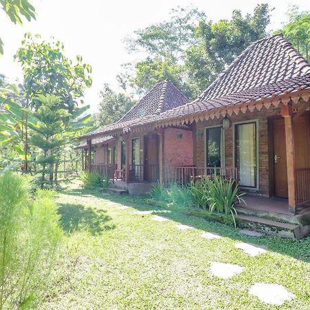 Balkondes Kenalan Hotel Magelang Exterior photo