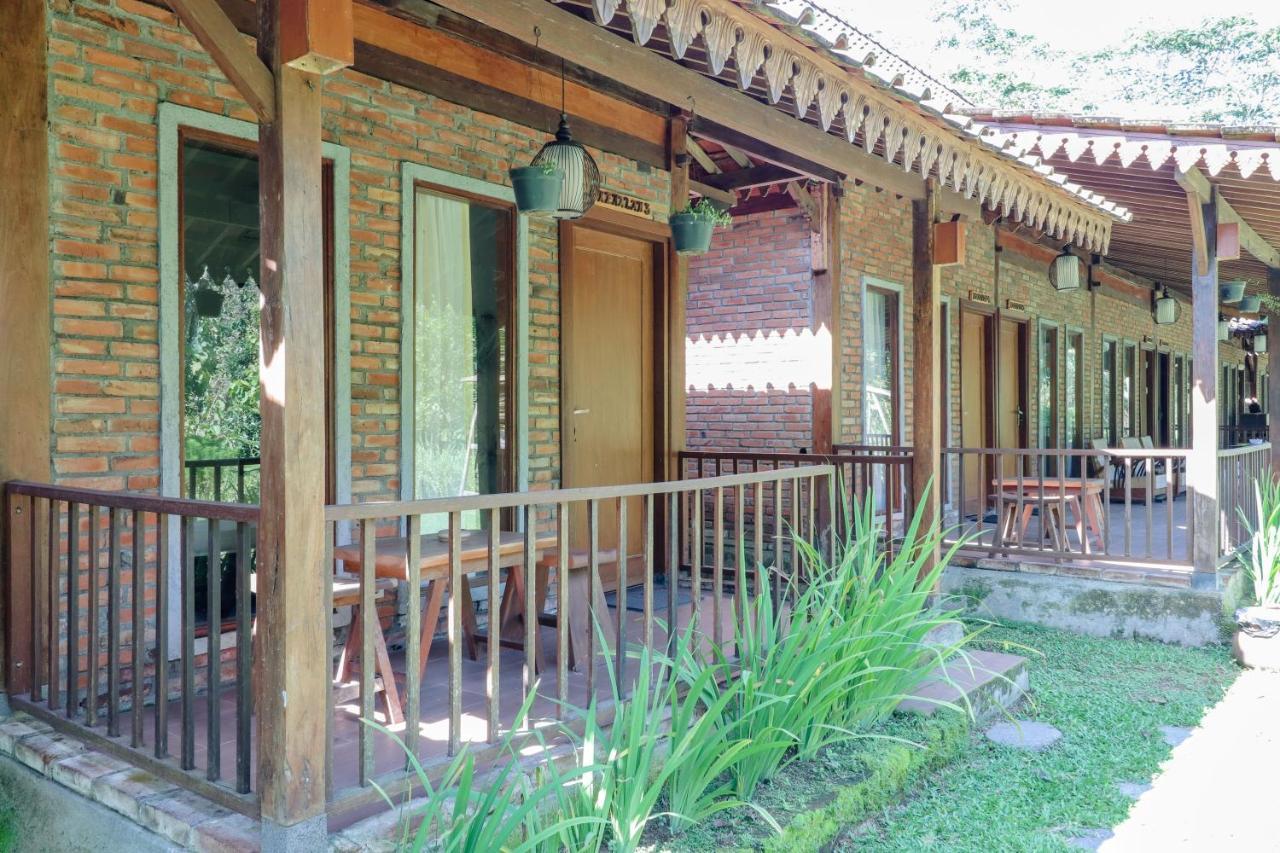 Balkondes Kenalan Hotel Magelang Exterior photo