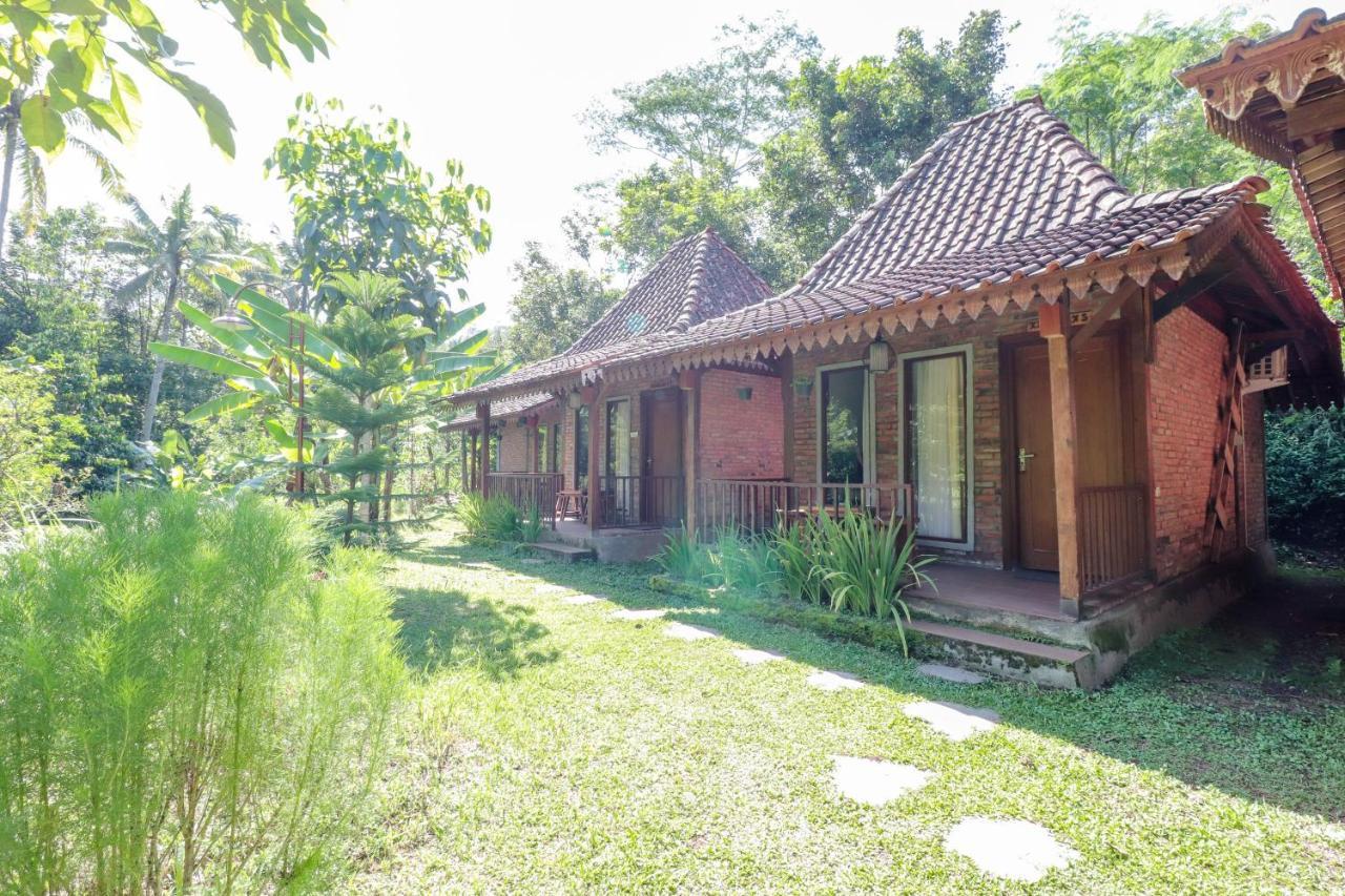 Balkondes Kenalan Hotel Magelang Exterior photo