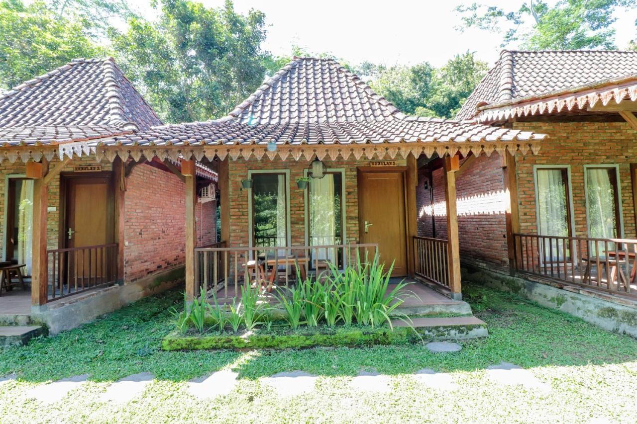 Balkondes Kenalan Hotel Magelang Exterior photo