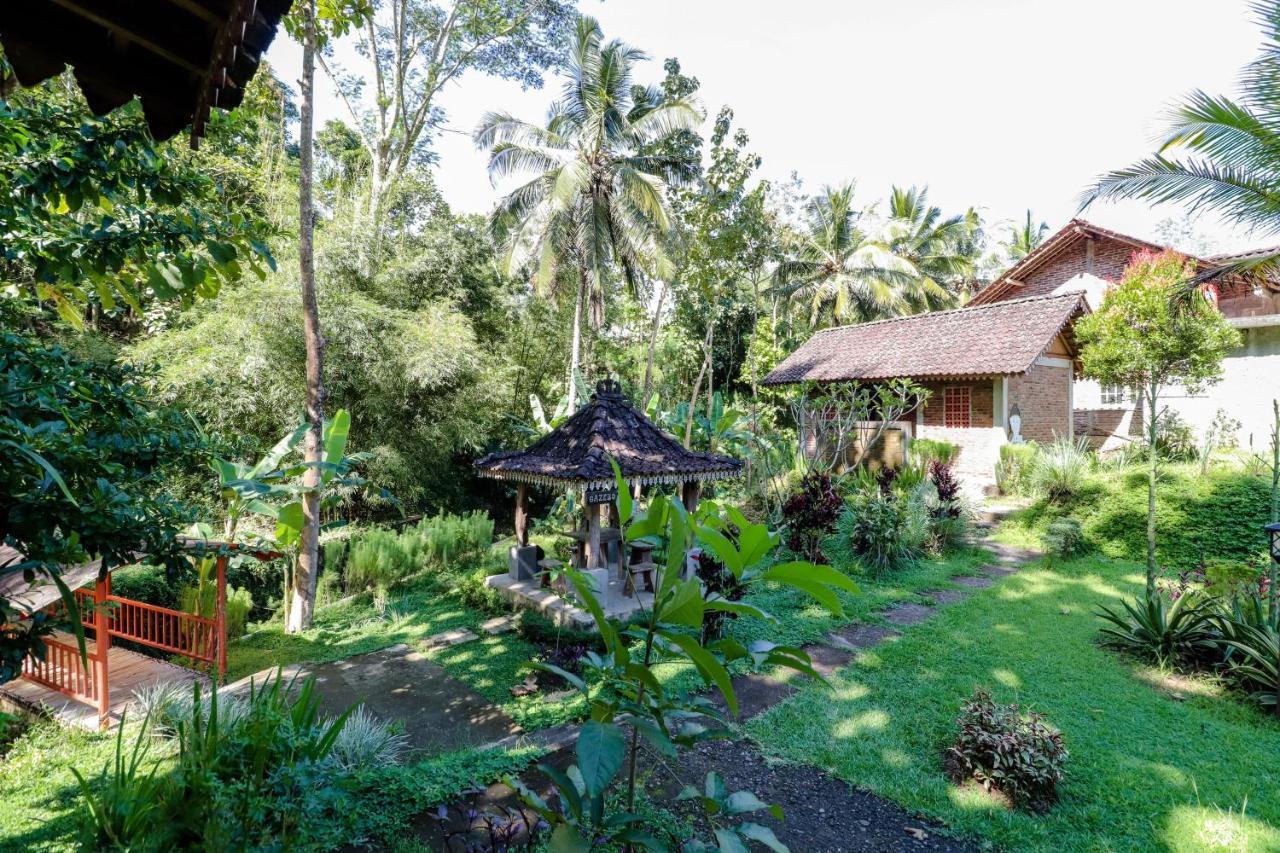 Balkondes Kenalan Hotel Magelang Exterior photo