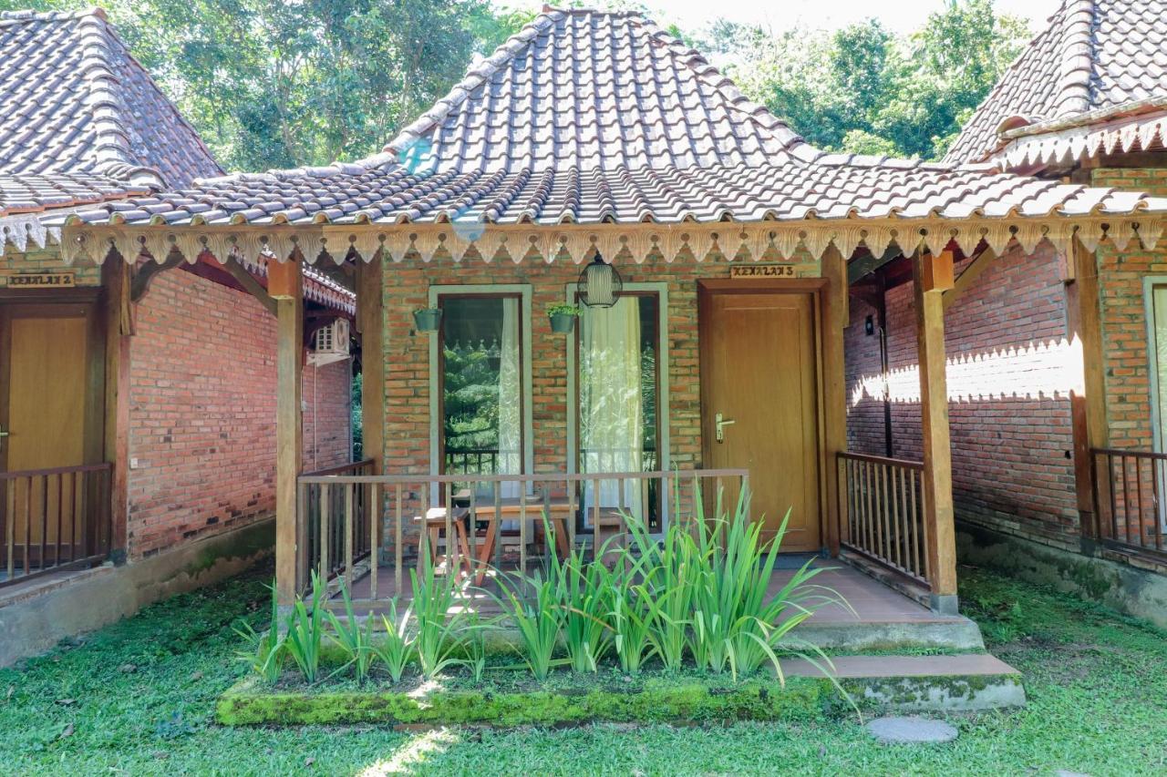 Balkondes Kenalan Hotel Magelang Exterior photo