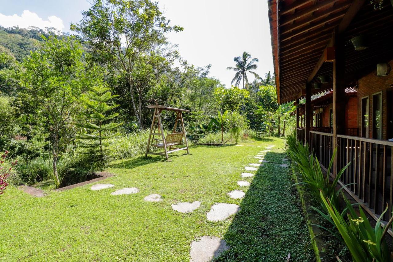 Balkondes Kenalan Hotel Magelang Exterior photo