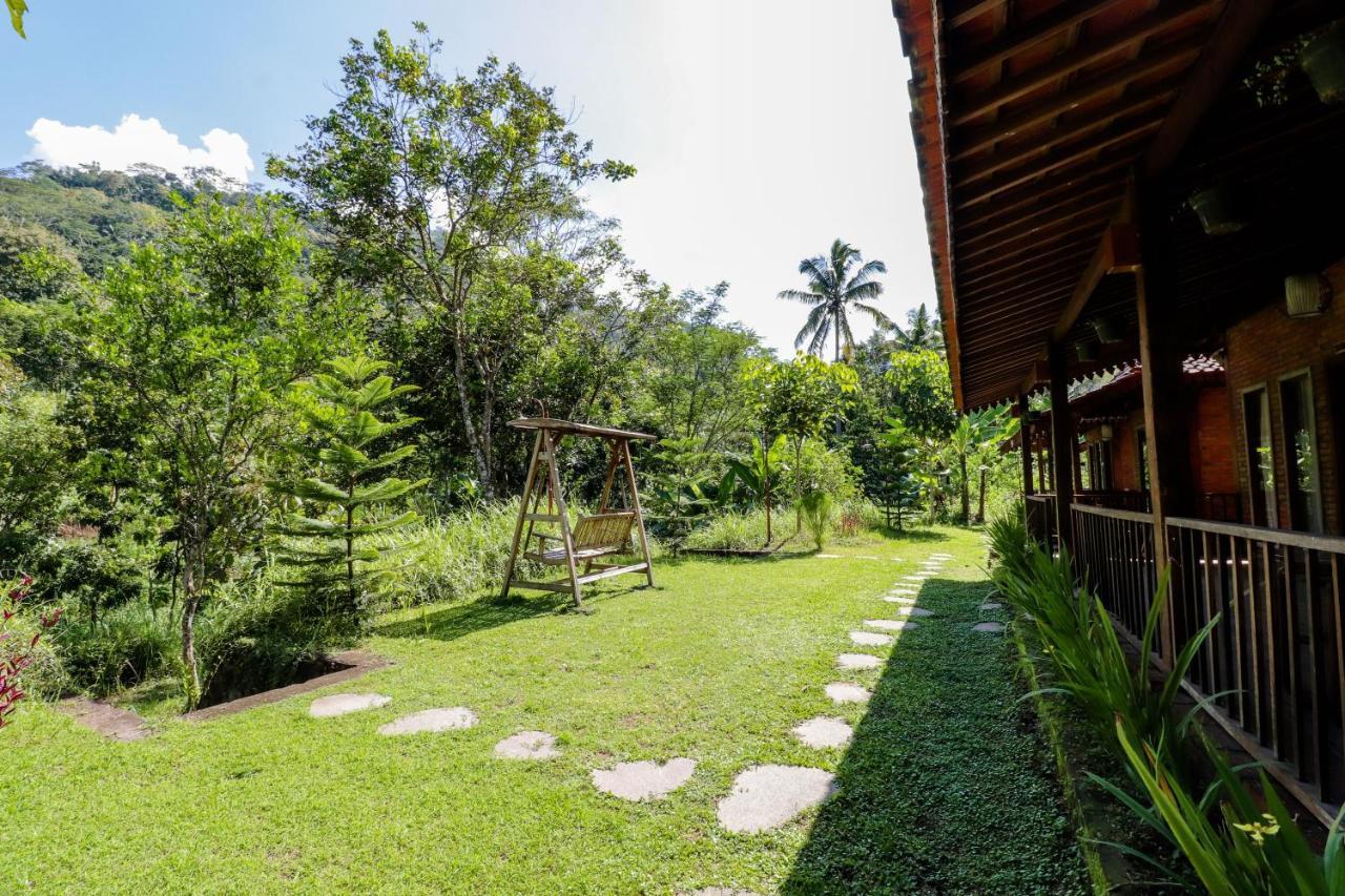 Balkondes Kenalan Hotel Magelang Exterior photo